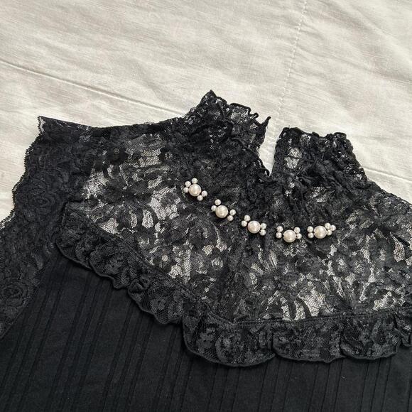 Axes Femme Black lace detail sleeveless top with pearl details Size medium - Picture 2 of 8